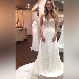 NEVER WORN 2019 Pronovias Malma Wedding Dress with Cathedral Veil Included